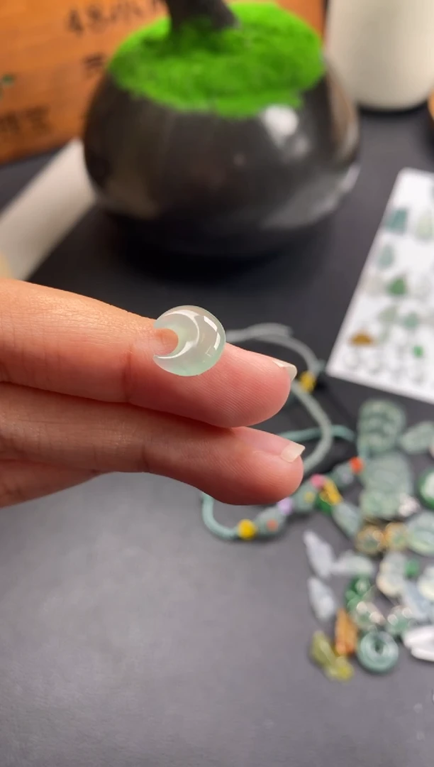 颈饰未镶嵌翡翠冰种裸石