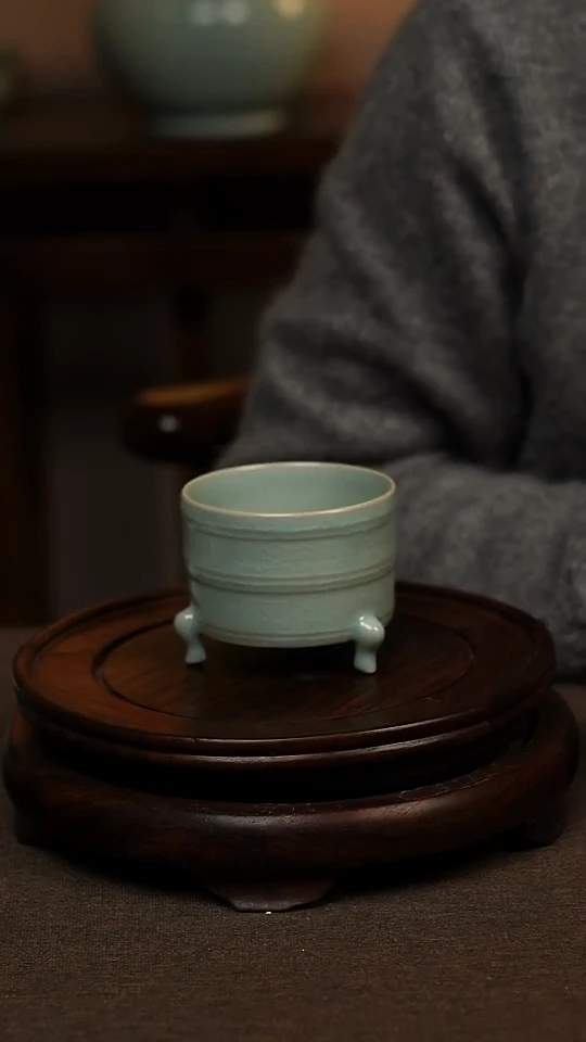 瓷片仿古天青全手工三足玹纹尊100ml 微瑕 不带礼盒