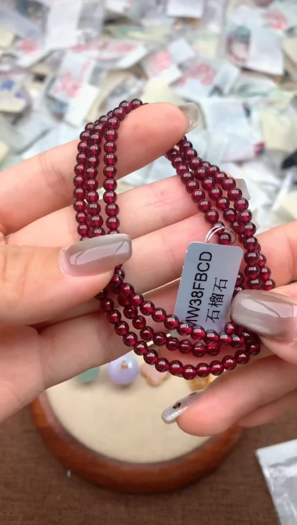 颈饰未镶嵌石榴石—