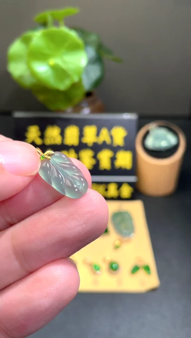 颈饰18K金镶嵌翡翠翡翠A货