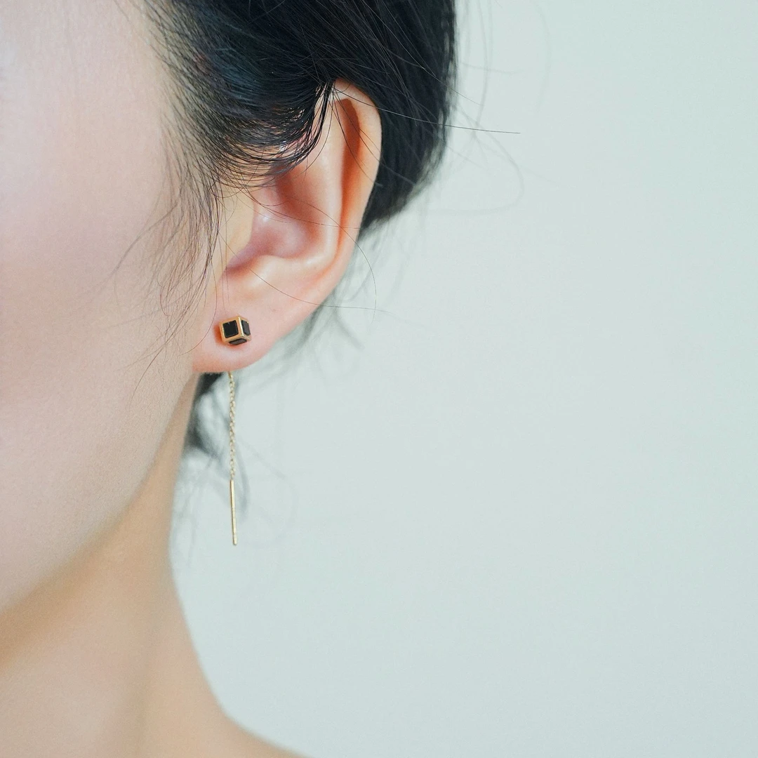 铜合金耳饰 黑色立体方块流苏耳线女小众设计感简约圆脸显瘦耳环