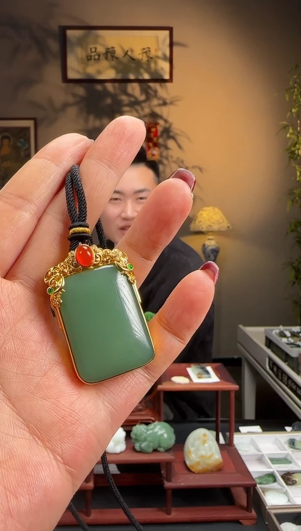 【闪购商品】和田玉吊坠18K金镶嵌碧玉无事牌h168