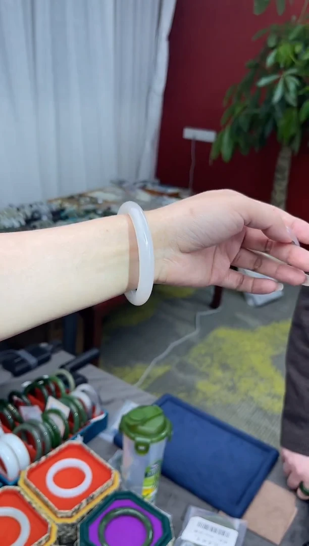 未镶嵌手镯和田玉一个圈口：58-60mm