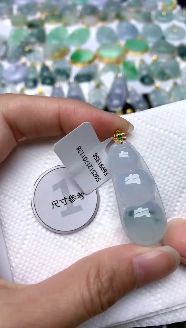 颈饰18K金镶嵌翡翠天然A货翡翠