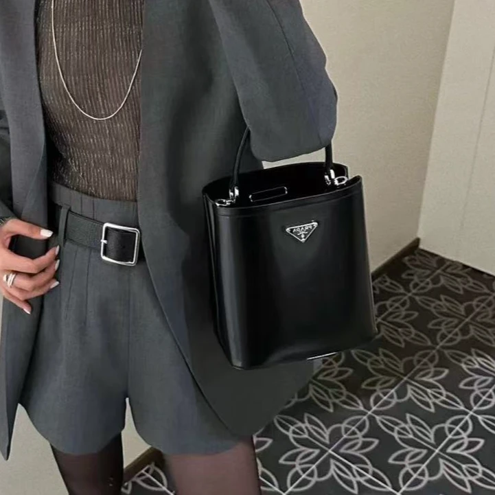 95新 Prada/普拉达 坤球奢选 普拉达黑银水桶包