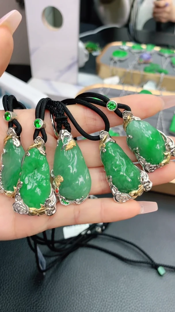 【闪购商品】翡翠颈饰未镶嵌赠礼盒证书 多样性发货其一