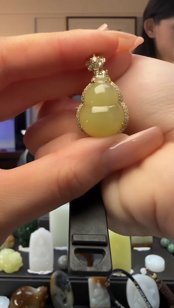 和田玉未镶嵌颈饰黄口葫芦吊坠