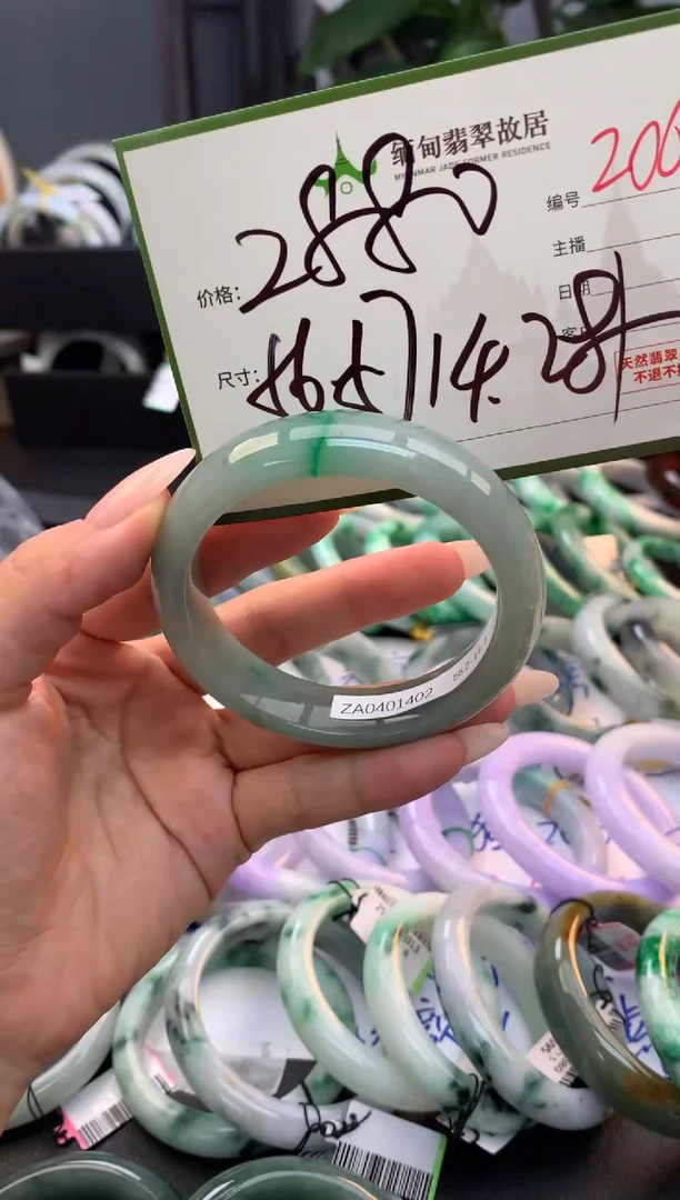 未镶嵌定制翡翠毛货需精细抛光+多人