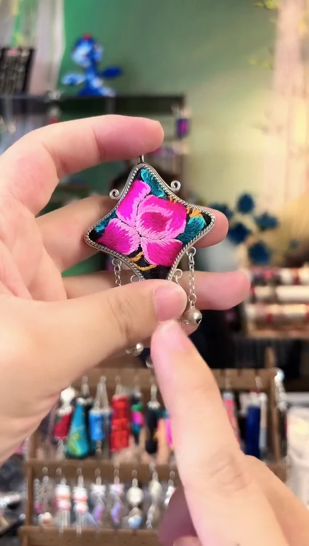 彩云南阁非遗老绣饰品502*