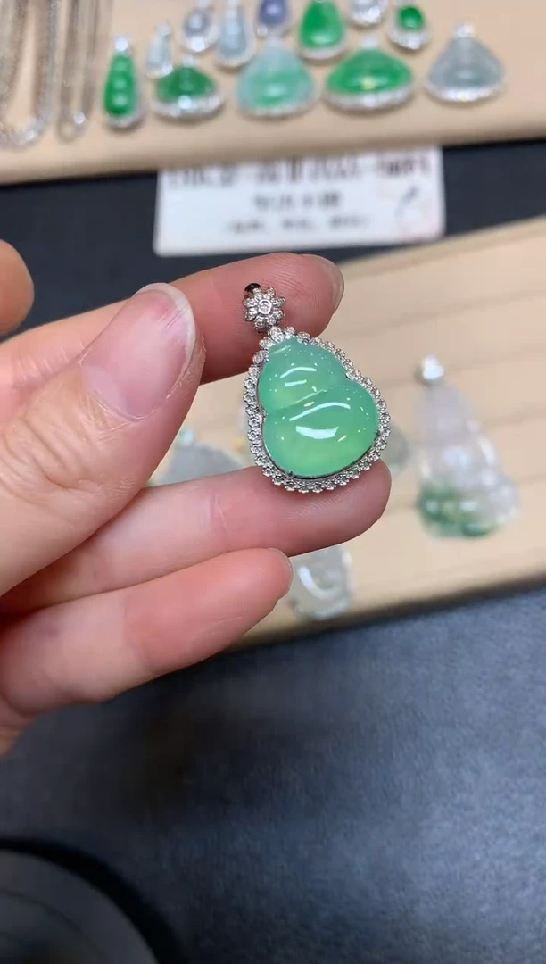 翡翠18K金镶嵌颈饰葫芦【无服务费