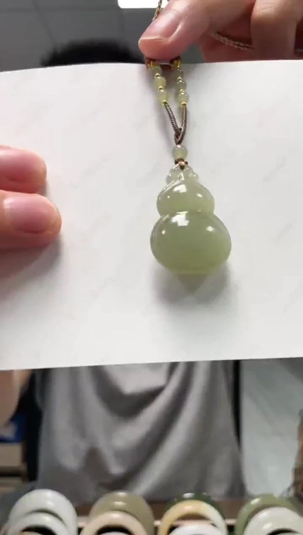 颈饰未镶嵌和田玉翠色葫芦挂件一件