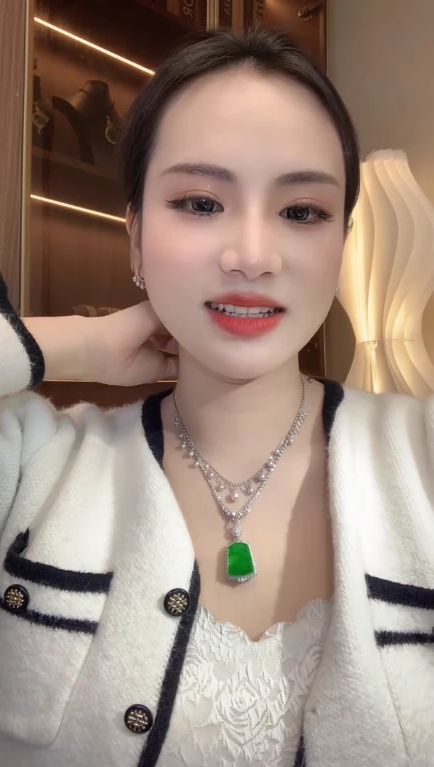 【闪购商品】翡翠吊坠(不含链)18K金镶嵌C32