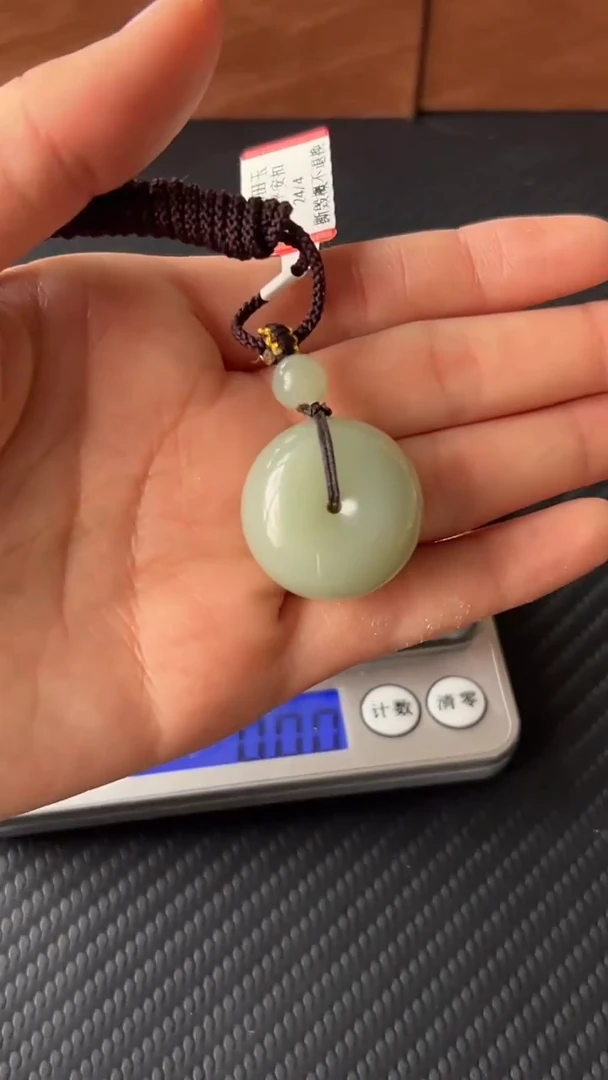 【闪购商品】和田玉吊坠(赠链)未镶嵌且末微色差近矿