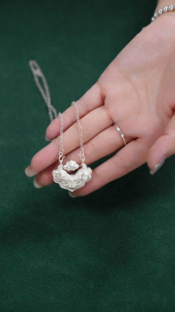 珐琅足银双钩链莲花锁项链