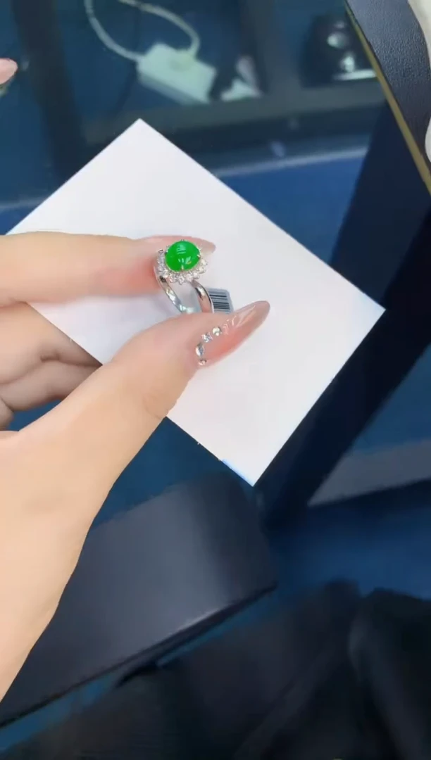 翡翠未镶嵌颈饰1