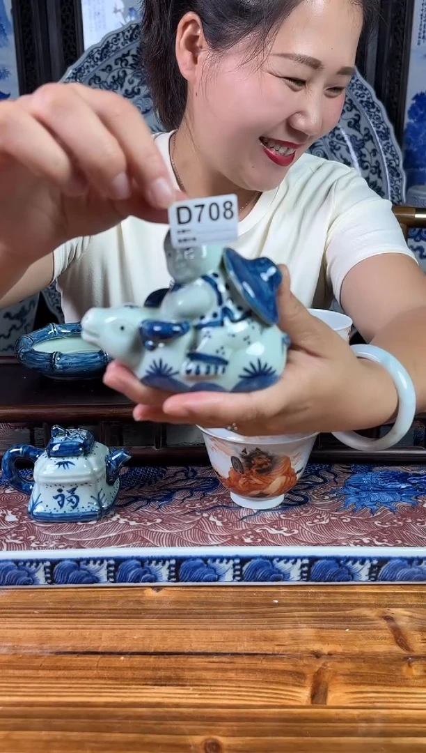 摆件景德镇陶瓷仿古（手工托印鼻烟壶）D708