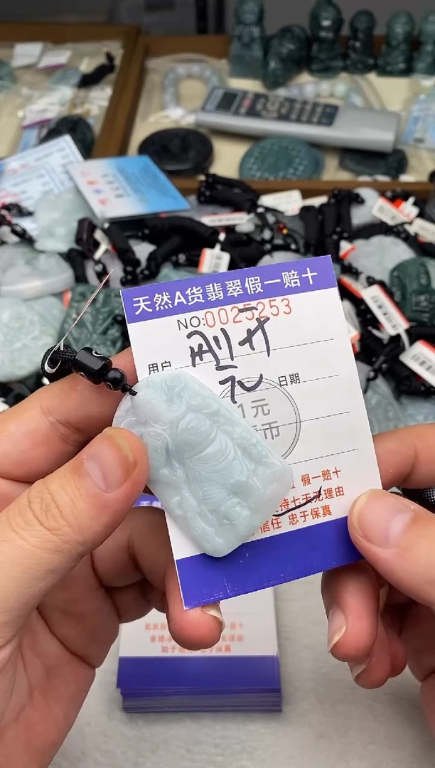 翡翠未镶嵌颈饰大**人多样性发其一