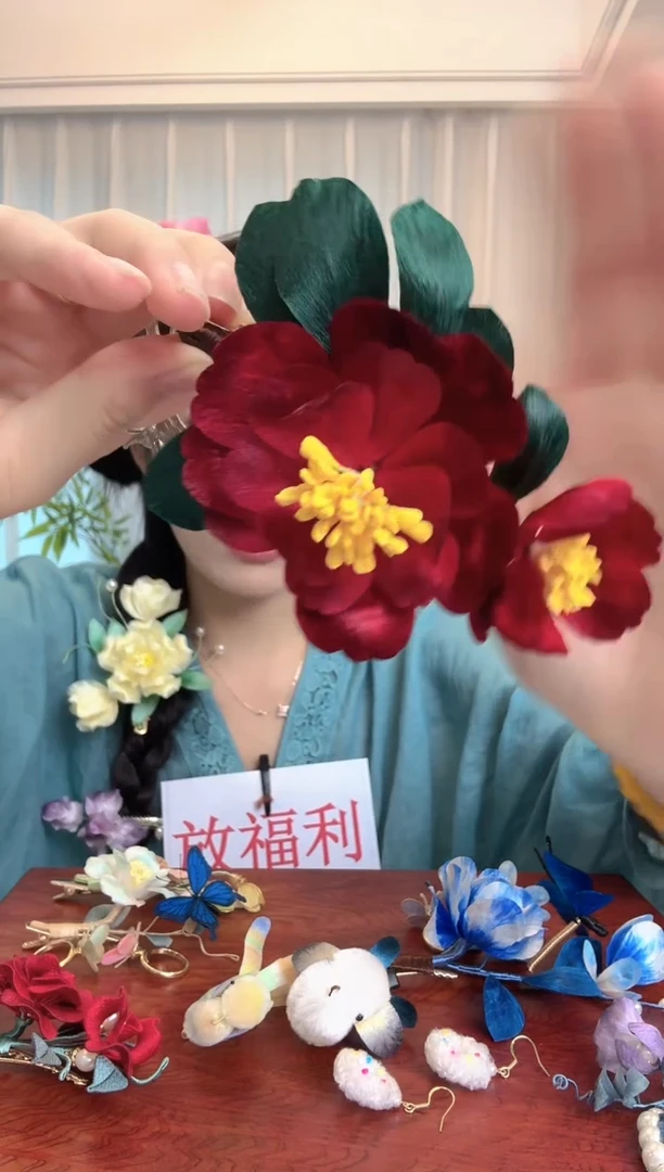织绣红色芙蓉花大边夹