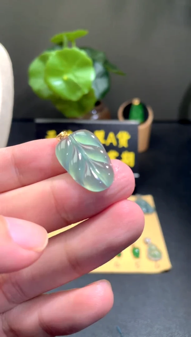 颈饰18K金镶嵌翡翠翡翠A货