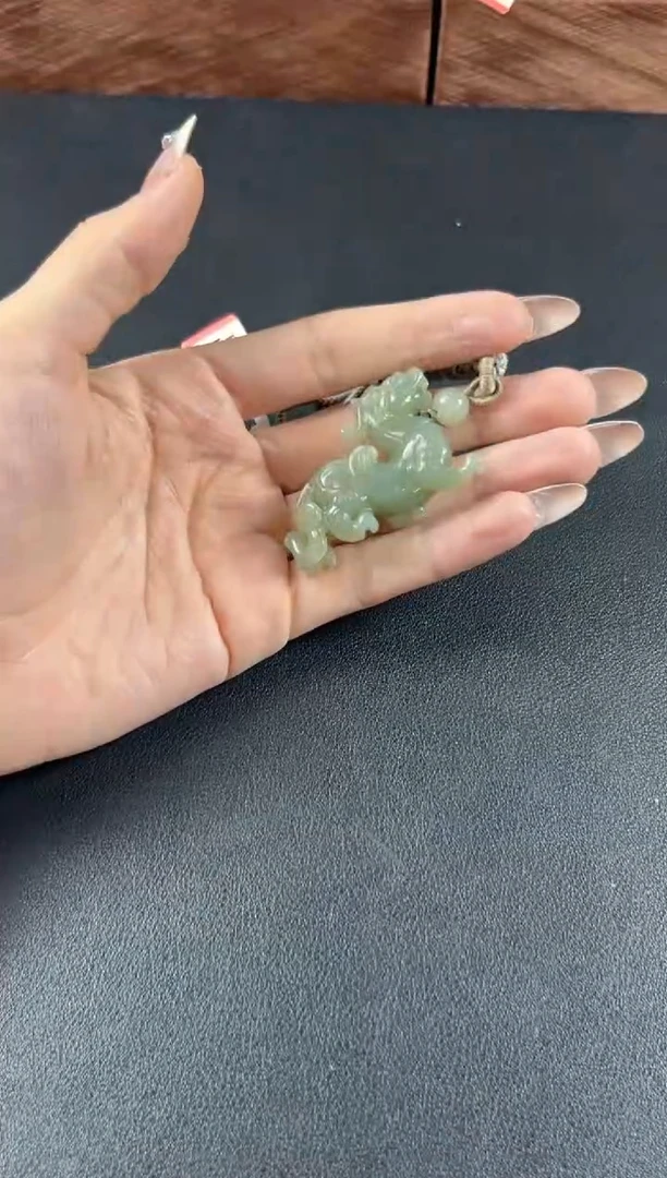 和田玉未镶嵌吊坠(赠链)且末微色差近矿吊坠