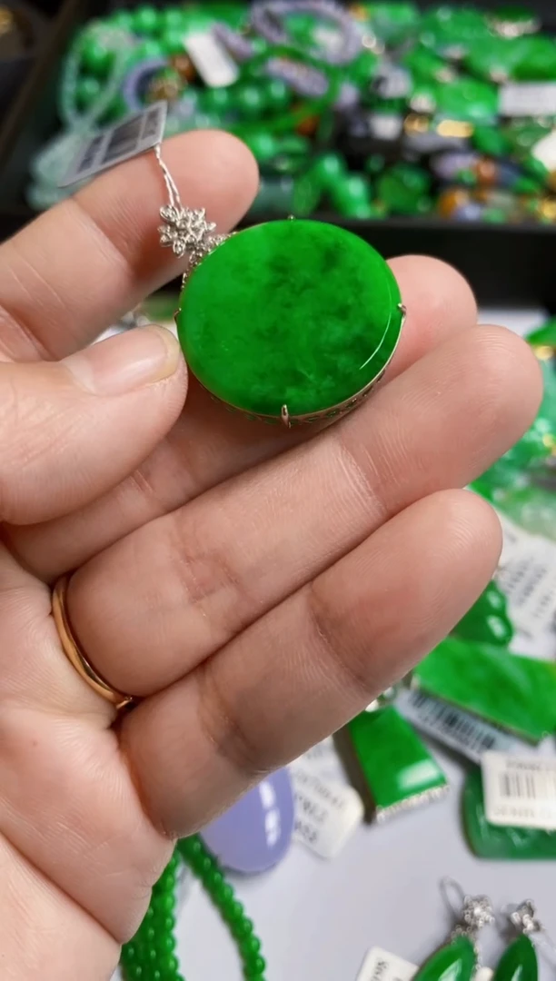 【闪购商品】翡翠颈饰18K金镶嵌吊坠