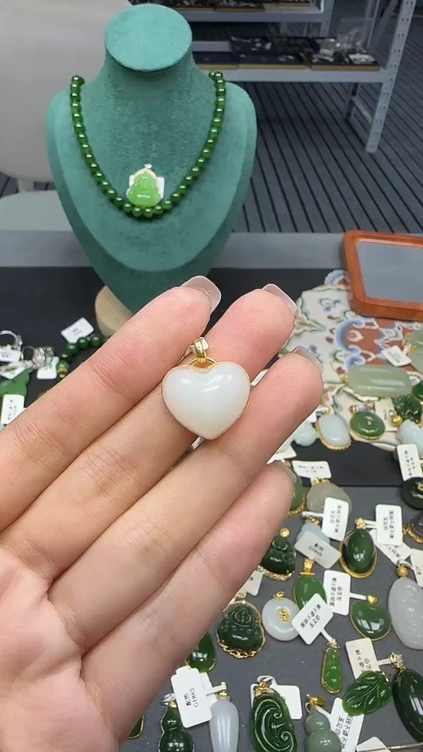 18K金镶嵌和田玉挂件1