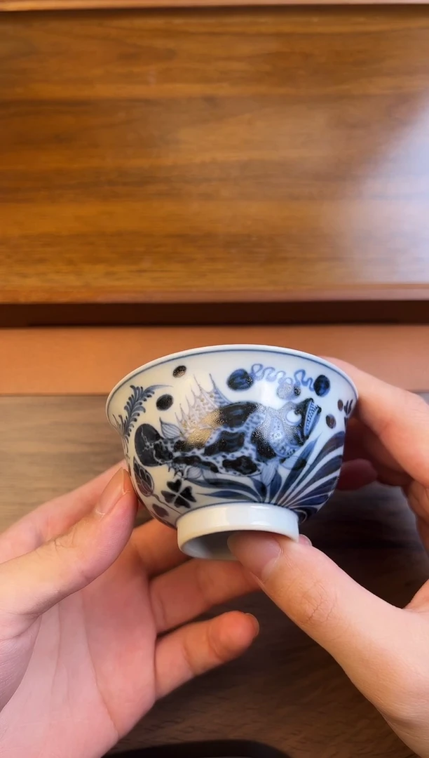 问青坊纯手工手绘青花仿元鱼藻柴窑主人杯