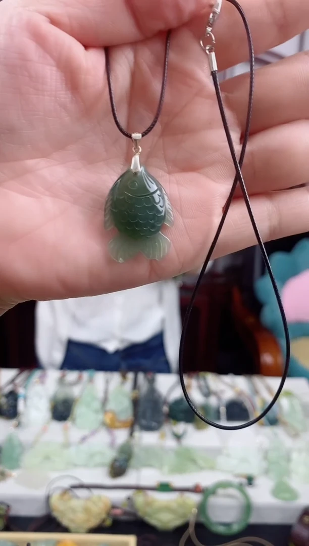 未镶嵌岫玉颈饰1