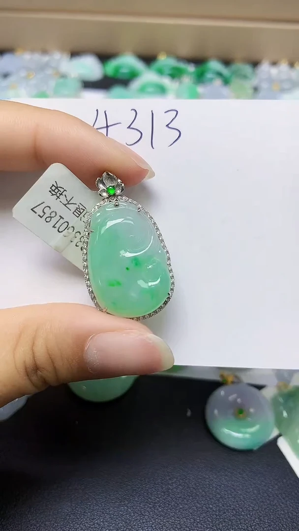 翡翠18K金镶嵌颈饰天然缅甸翡翠A货