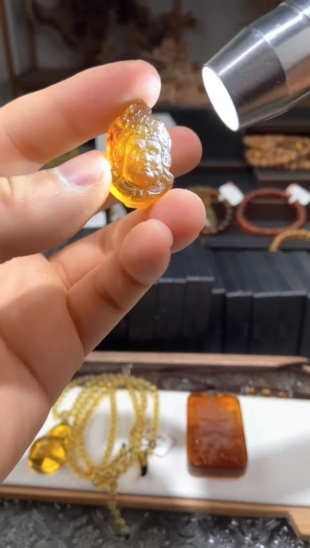 未镶嵌颈饰琥珀黄财神