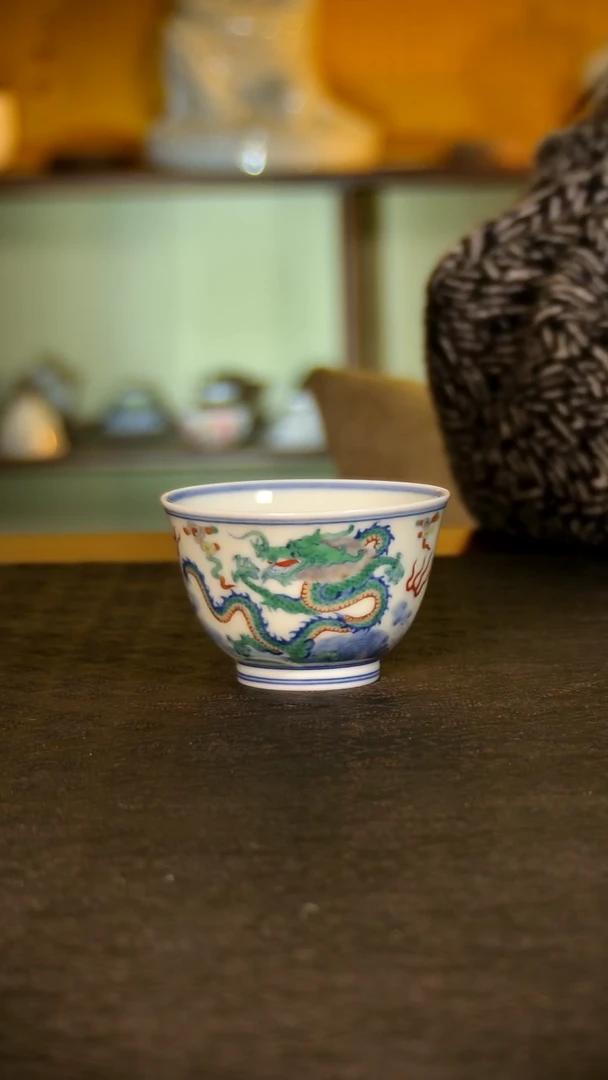 乐之斋斗彩龙纹主人杯