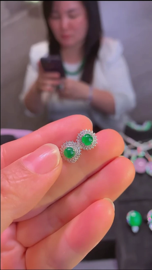 18K金镶嵌翡翠耳饰耳钉