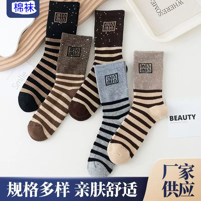 2025春季新款设计高货中筒女袜字母网红亮片饰品袜条纹黑咖色高筒