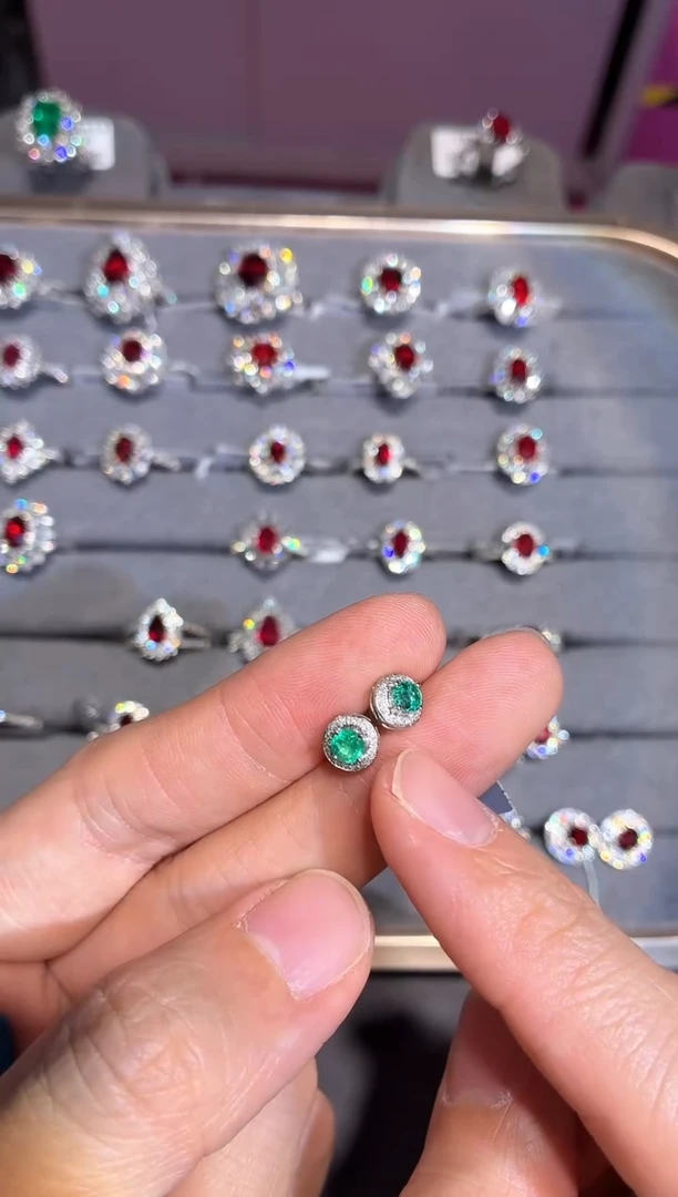 18K金镶嵌耳钉祖母绿【闪购】0.50ct/同步展会价