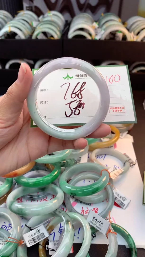 未镶嵌定制翡翠毛货需精细抛光+多人