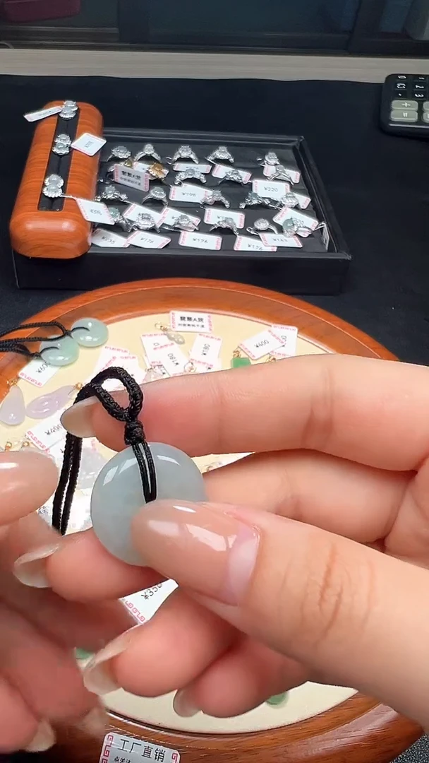 翡翠挂件未镶嵌平安扣