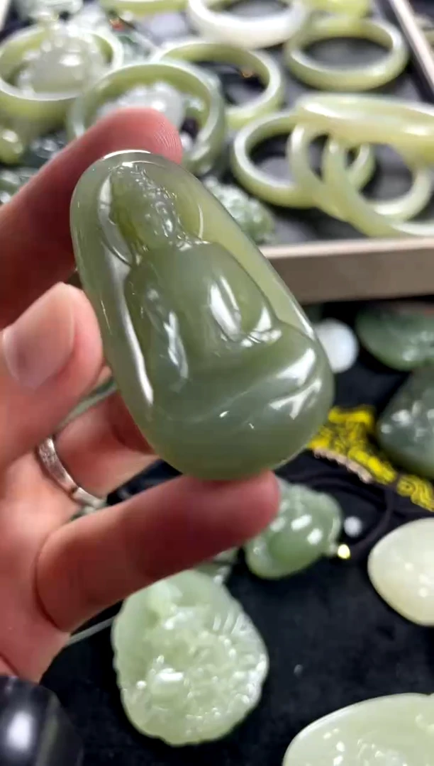 和田玉未镶嵌颈饰素衣
