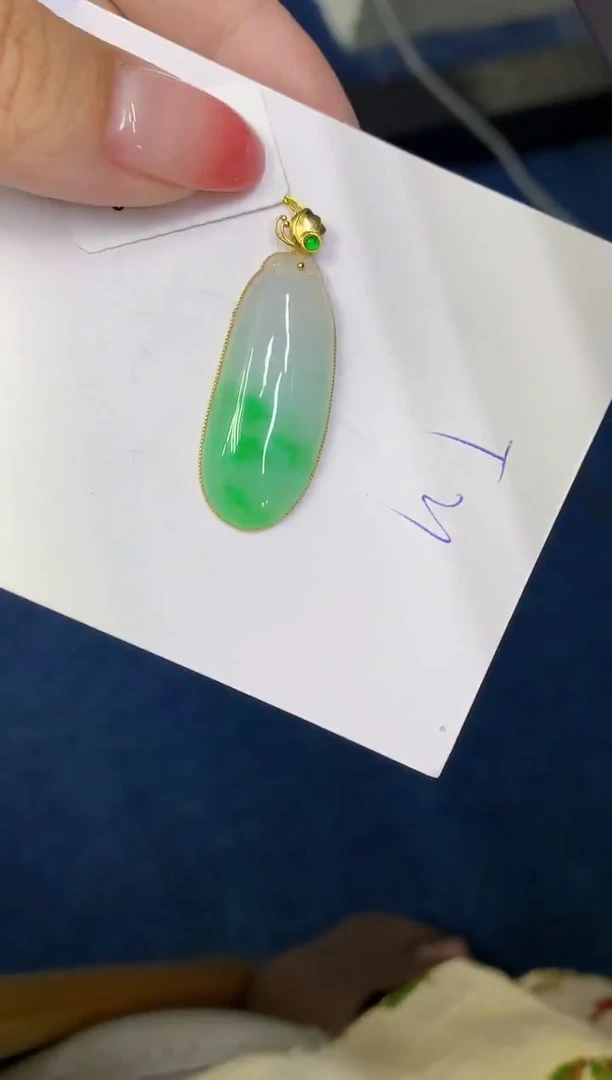 翡翠18K金镶嵌颈饰缅甸天然翡翠A货
