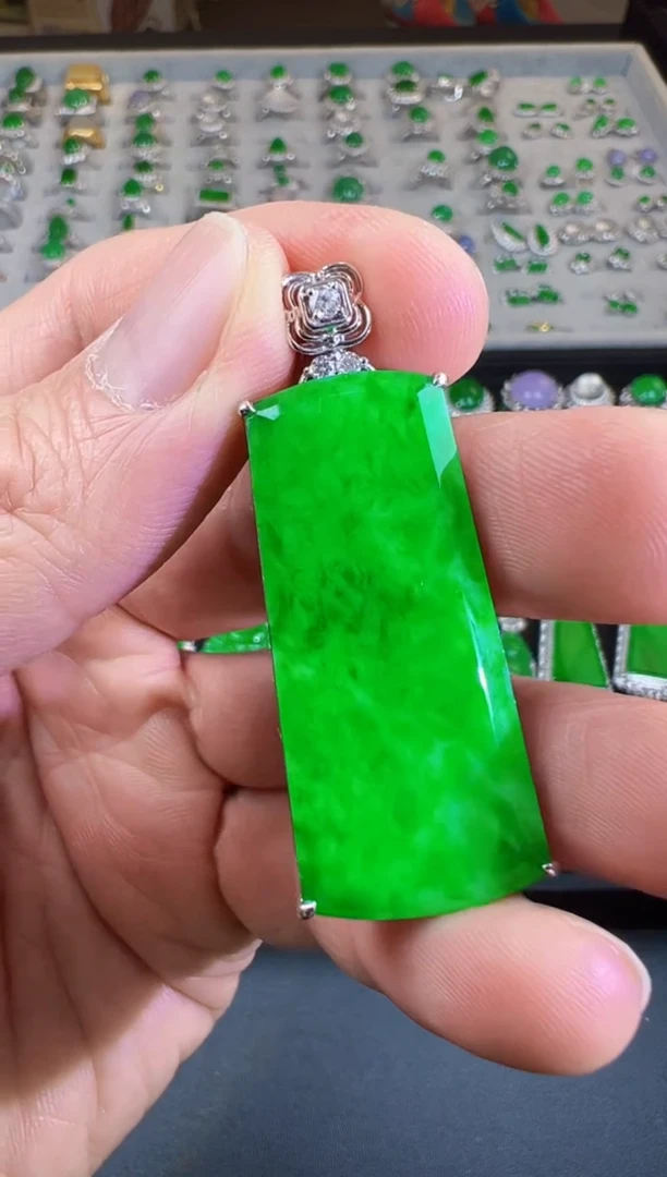 【闪购商品】翡翠吊坠(不含链)18K金镶嵌阳绿无事牌吊坠