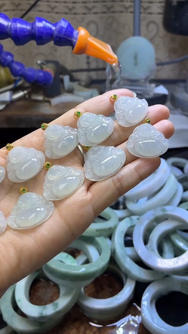 颈饰18K金镶嵌翡翠天然翡翠18K金佛公吊坠多样性