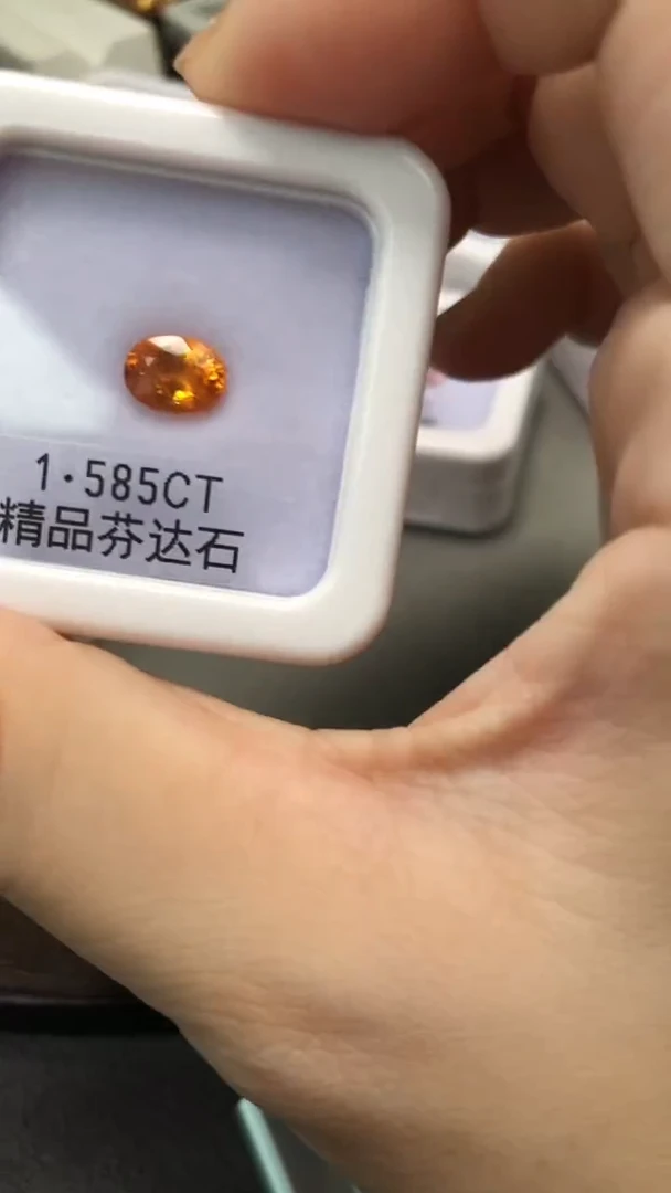 未镶嵌裸石石榴石（芬达石）1.585CT