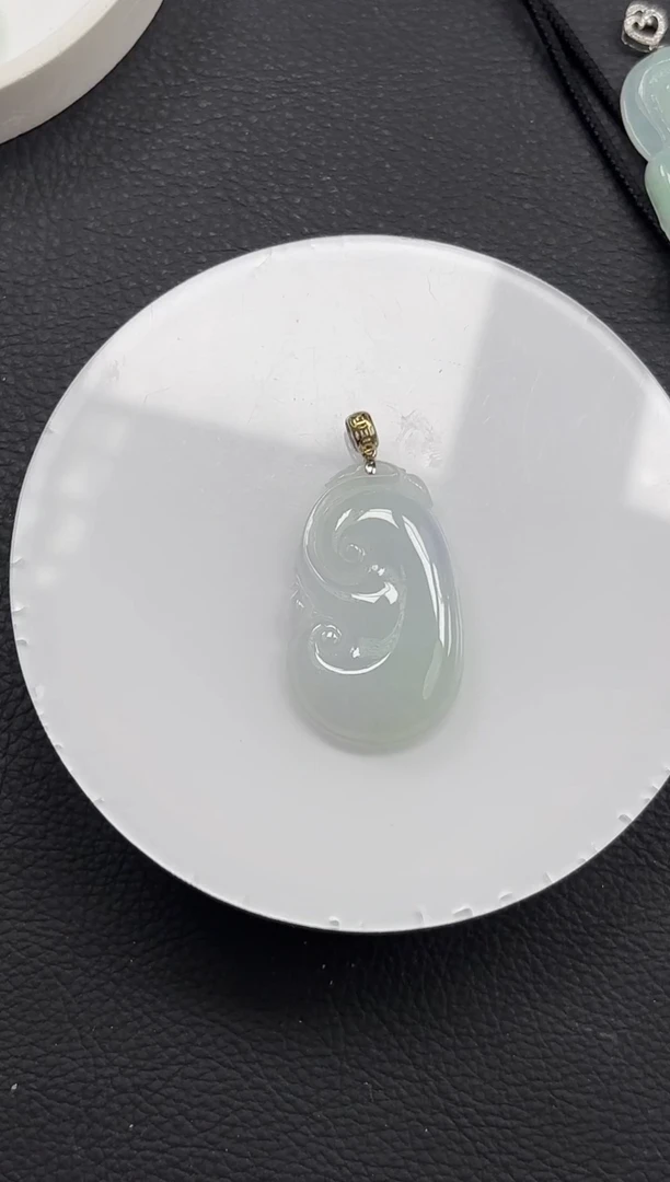 颈饰18K金镶嵌翡翠如意