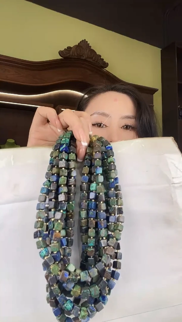 颈饰未镶嵌石英质玉多样性发一