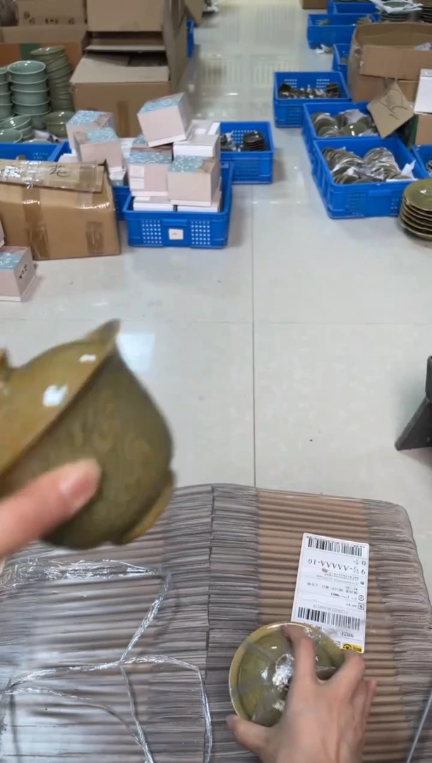 陶瓷仰山  橄榄绿两才盖碗 二级 纹饰随机发 微瑕