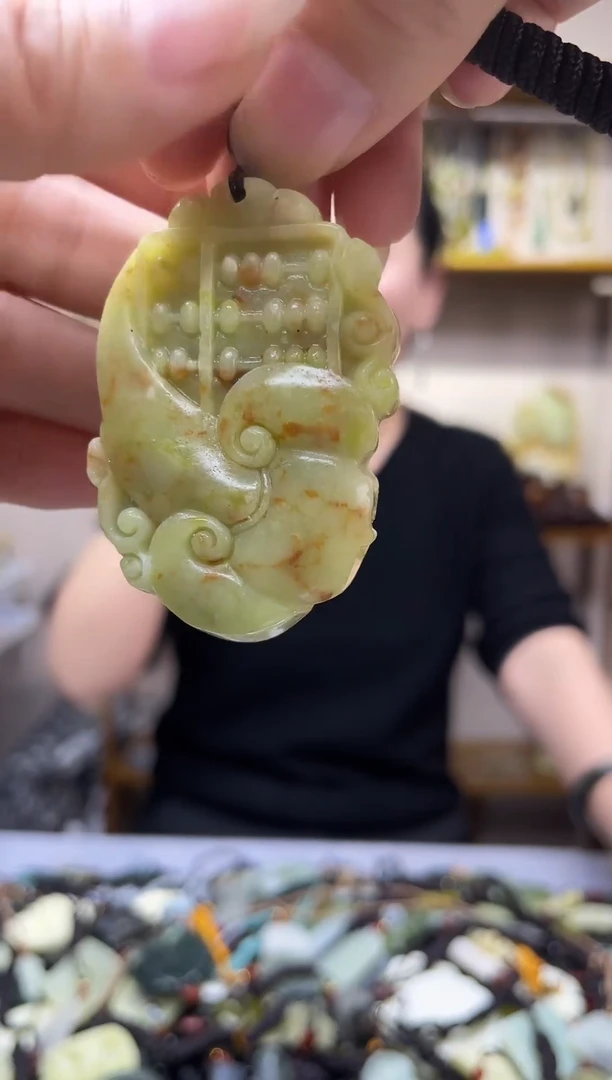 未镶嵌岫玉吊坠`
