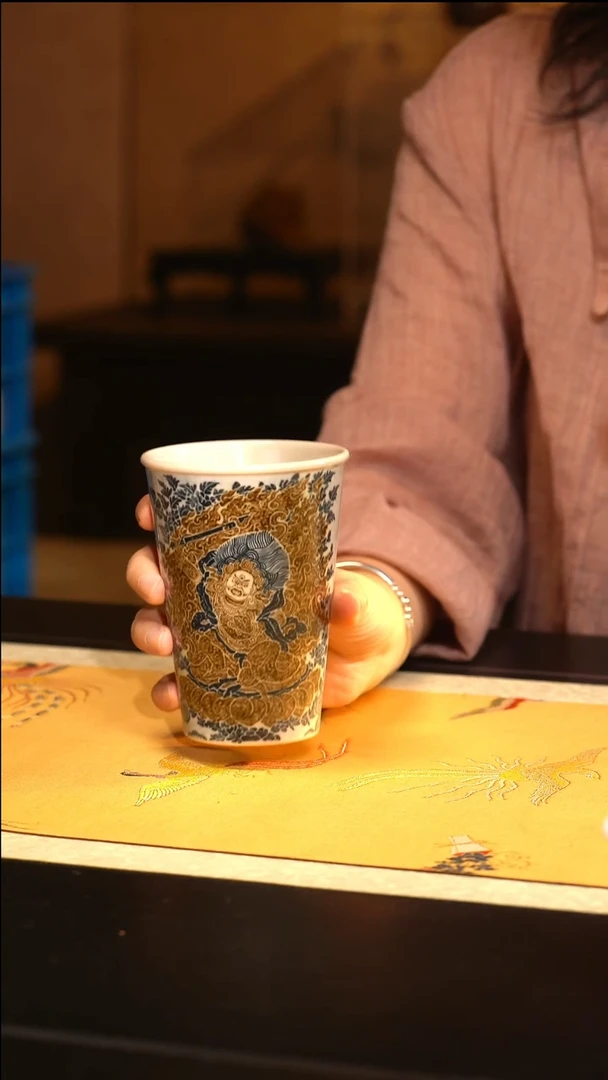 Q立勤堂青花釉里金不动明王可乐杯