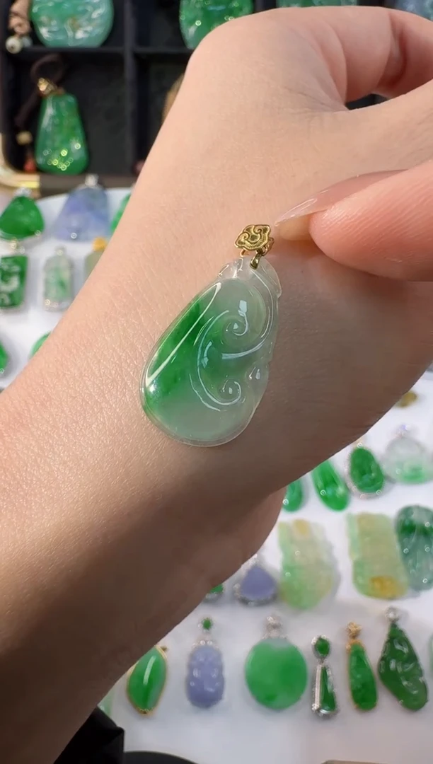 颈饰18K金镶嵌翡翠缅甸A货翡翠