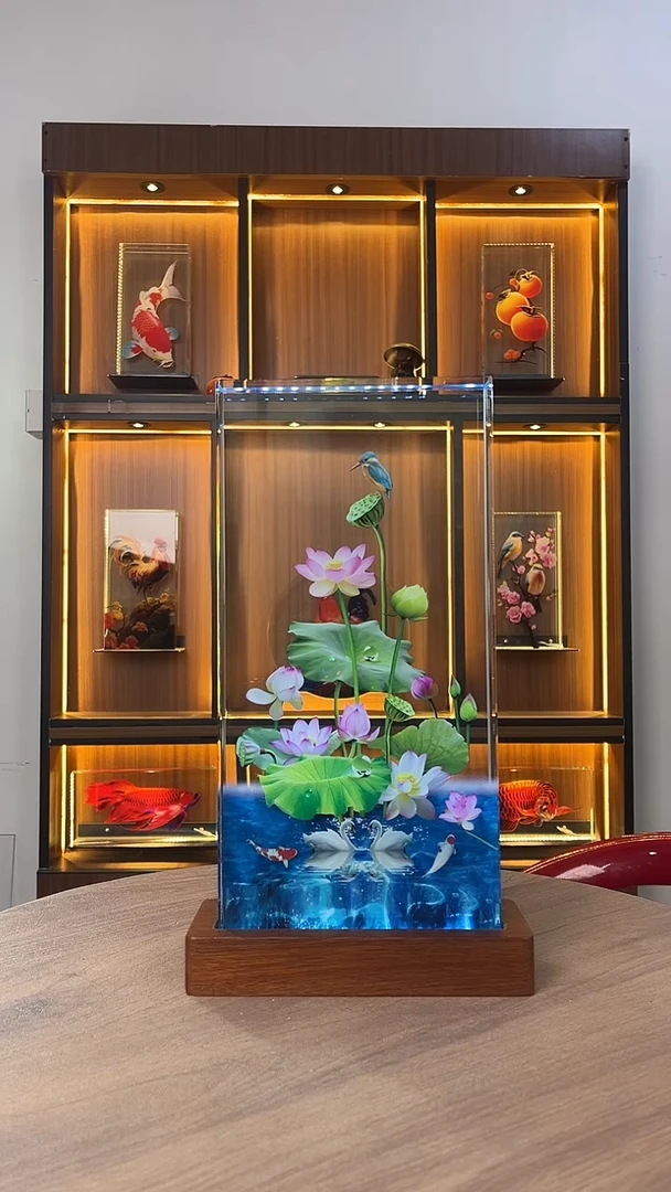 人造水晶清****氏全新内雕荷花30/15+红木底座
