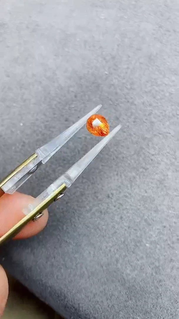 未镶嵌裸石石榴石（芬达石）2ct