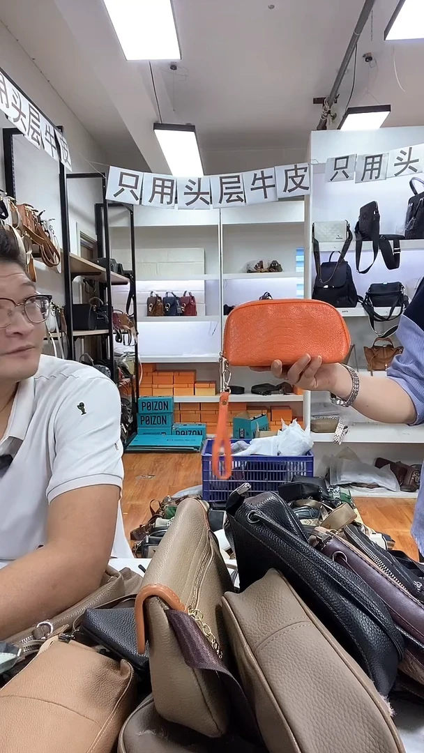 头层牛皮橘色手拿包